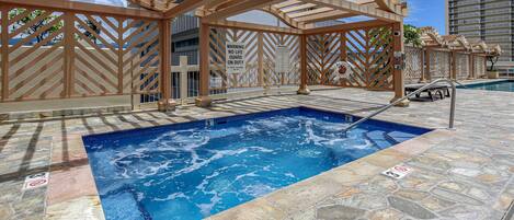 Hồ bơi ngoài trời