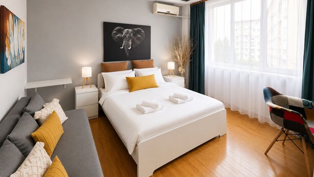 Ein modernes Hotelzimmer mit einem großen Bett, einer Couch, einem Sessel und einem Bild an der Wand.