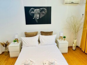 Studio Confort, vue sur la ville | Espace de travail pour ordinateurs portables, fer et planche à repasser
