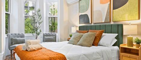 3 chambres, bureau, fer et planche à repasser, lit parapluie