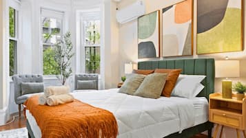 3 habitaciones, escritorio y tabla de planchar con plancha