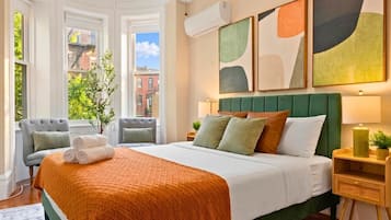 2 habitaciones, escritorio y tabla de planchar con plancha