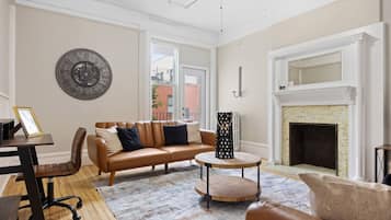 Televisión y chimenea