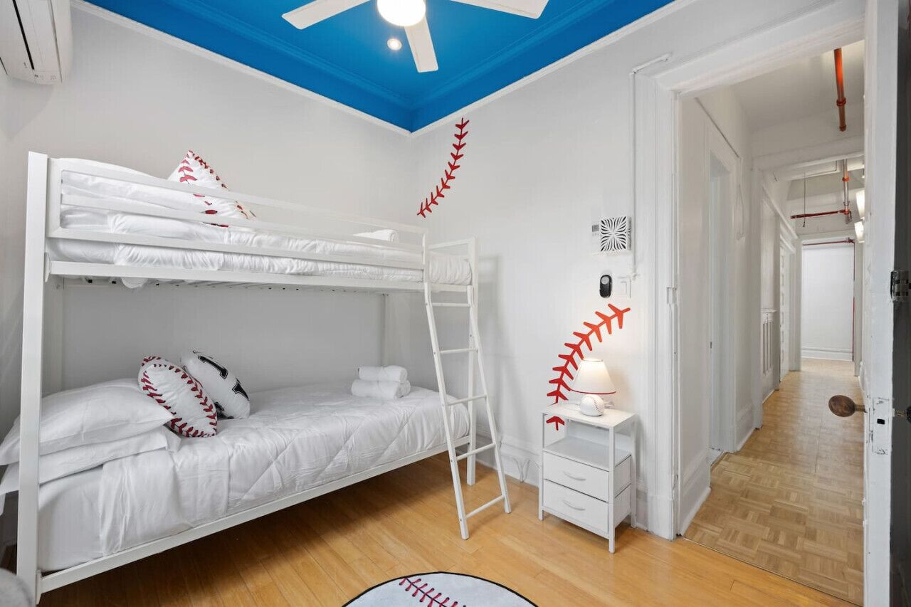 3 quartos, escrivaninha, ferros/tábuas de passar roupa, berço de viagem