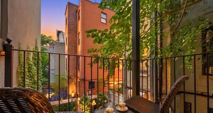 1 Min to Subway: King Bed, Luxe Airy Space + Patio