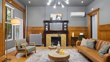 Televisión y chimenea
