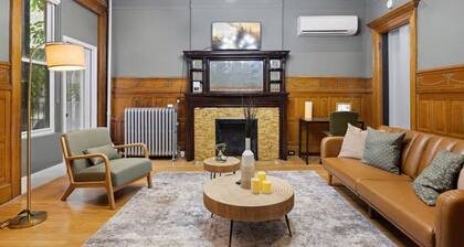 1 Min to Subway: King Bed, Luxe Airy Space + Patio