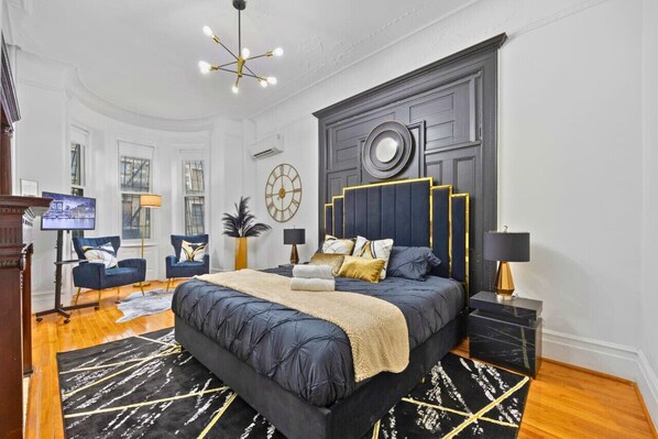 1 chambre, bureau, fer et planche à repasser, lit de bébé portatif