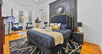 1 Min to Subway: King Bed, Luxe Airy Space + Patio