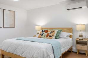 Schreibtisch, Bügeleisen/Bügelbrett, Reisekinderbett, WLAN