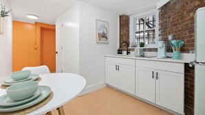 Wasserkocher mit Kaffee-/Teezubehör, Kühlschrank, Mikrowelle, Ofen