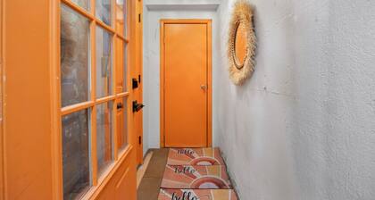 Private Garden Getaway: Cozy & Chic , Near Subway