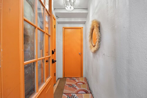 Private Garden Getaway: Cozy & Chic , Near Subway