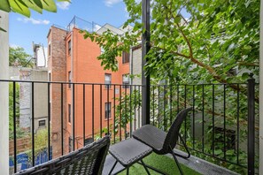 Property grounds - Prime Location 2BDR Loft: Patio, Steps to Subway (New York)