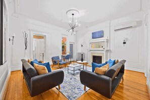 Smart TV, fireplace - Prime Location 2BDR Loft: Patio, Steps to Subway (New York)