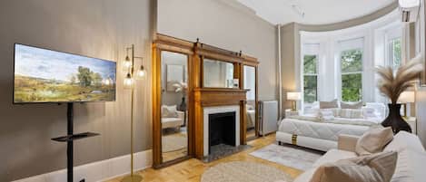 2 chambres, bureau, fer et planche à repasser, lit de bébé portatif