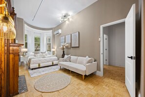Smart TV, fireplace - Prime Location 2BDR Loft: Patio, Steps to Subway (New York)