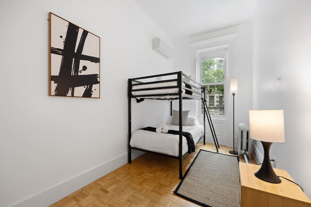 2 間睡房、書桌、熨斗/熨衫板、可攜式嬰兒床