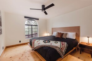 4 bedrooms, iron/ironing board, free WiFi, bed sheets - NEW! Remodeled Modern Creekside, 30min from Yosemite (Oakhurst)