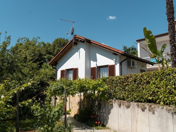 Exterior - Charming Apartment with Sea Views and Shared Pool - One Bedroom Apartment (Lovran)