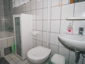 Hair dryer, towels - Charming Apartment with Sea Views and Shared Pool - One Bedroom Apartment (Lovran)