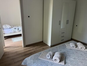 2 chambres, fer et planche à repasser, Wi-Fi, draps fournis
