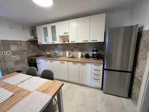 Kylskåp, ugn, spishäll och diskmaskin