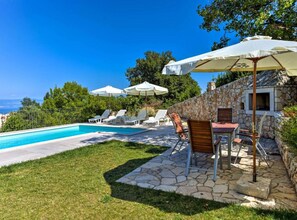 Outdoor dining - Wonderful Brsec Apartments with Sea View and Shared Pool - Standard One Bedroom Apartment (Brsec)