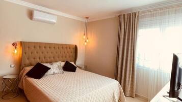 4 bedrooms, iron/ironing board, WiFi, bed sheets