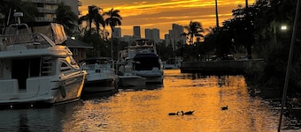 Charming Houseboat in Marvelous Miami with AC