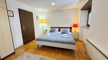 4 bedrooms, desk, iron/ironing board, WiFi