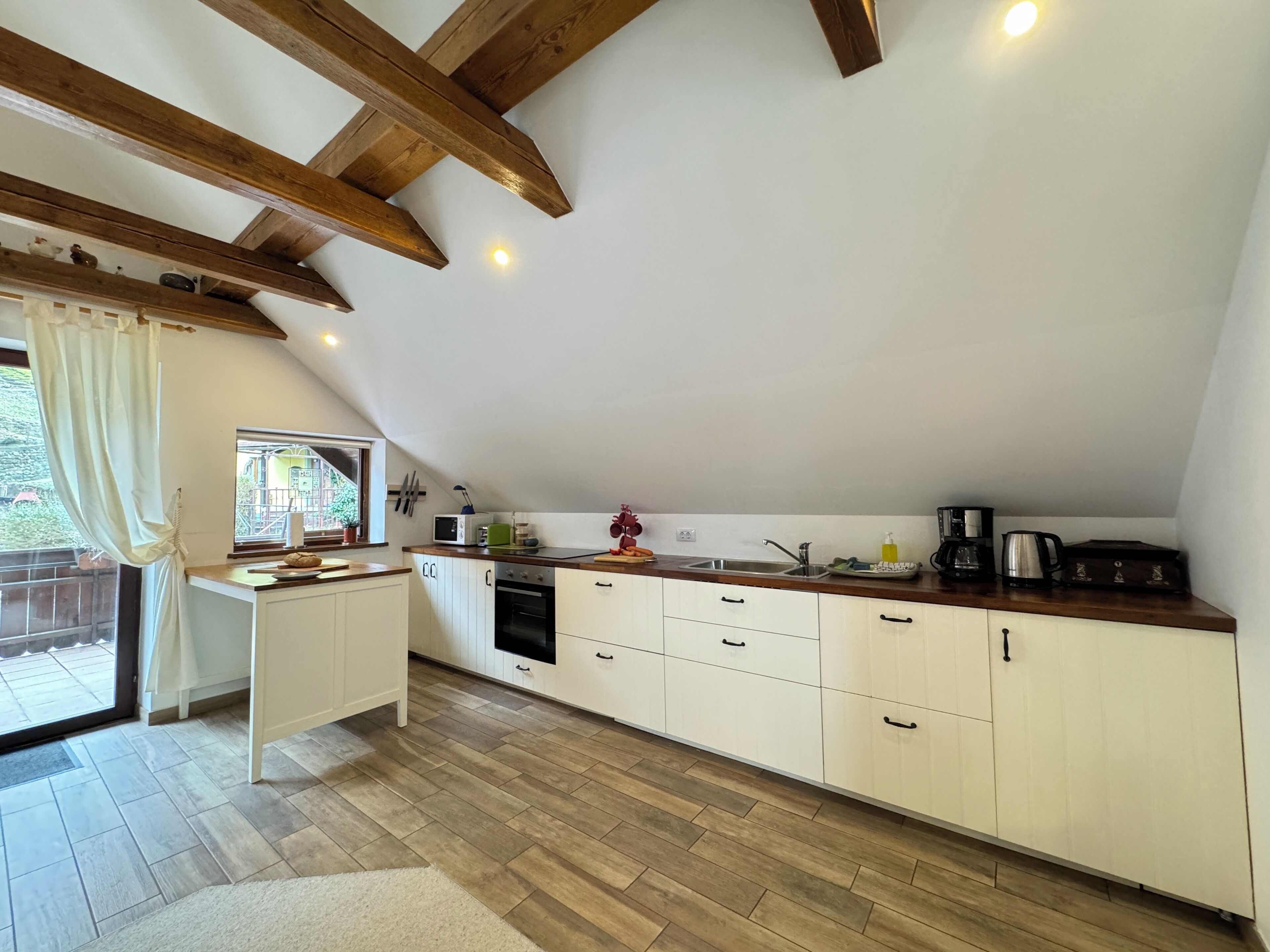 Mikrobølgeovn, ovn, kokeplater og oppvaskmaskin