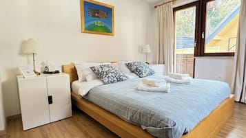 4 bedrooms, desk, iron/ironing board, WiFi