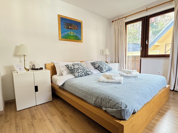 4 bedrooms, desk, iron/ironing board, WiFi