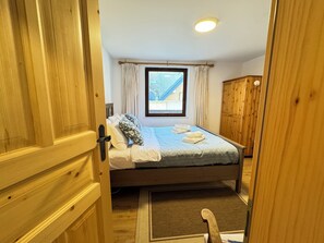 4 habitaciones, escritorio, tabla de planchar con plancha y wifi