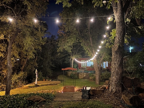 Rose Cottage on the River. Steps from Glen Rose Square and in the Paluxy