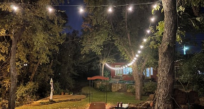 Rose Cottage on the River. Steps from Glen Rose Square and in the Paluxy