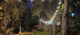 Rose Cottage on the River. Steps from Glen Rose Square and in the Paluxy