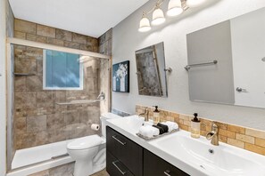 Shower, hair dryer, towels, soap - Rose Cottage on the River. Steps from Glen Rose Square and in the Paluxy (Glen Rose)