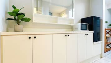 Apartemen Basic, patio | Dapur kecil pribadi | Mesin pembuat kopi/teh