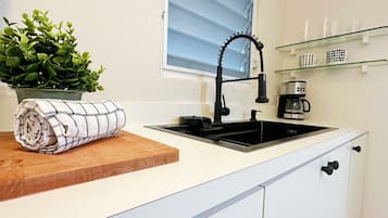 Eenvoudig appartement, patio | Privékitchenette | Een koffiezetapparaat/waterkoker