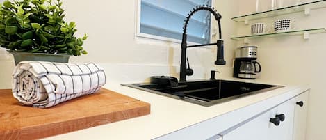 Basic Apartment, Patio | Private kitchenette