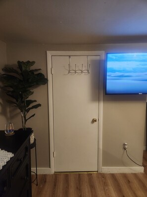 Interior - Cozy 1-bedroom with AC and WiFi in nice Norwich (Norwich)