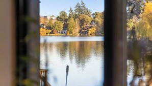 A view of a lake with houses in the background. - Lakefront Escape & Water Access (Victoria)