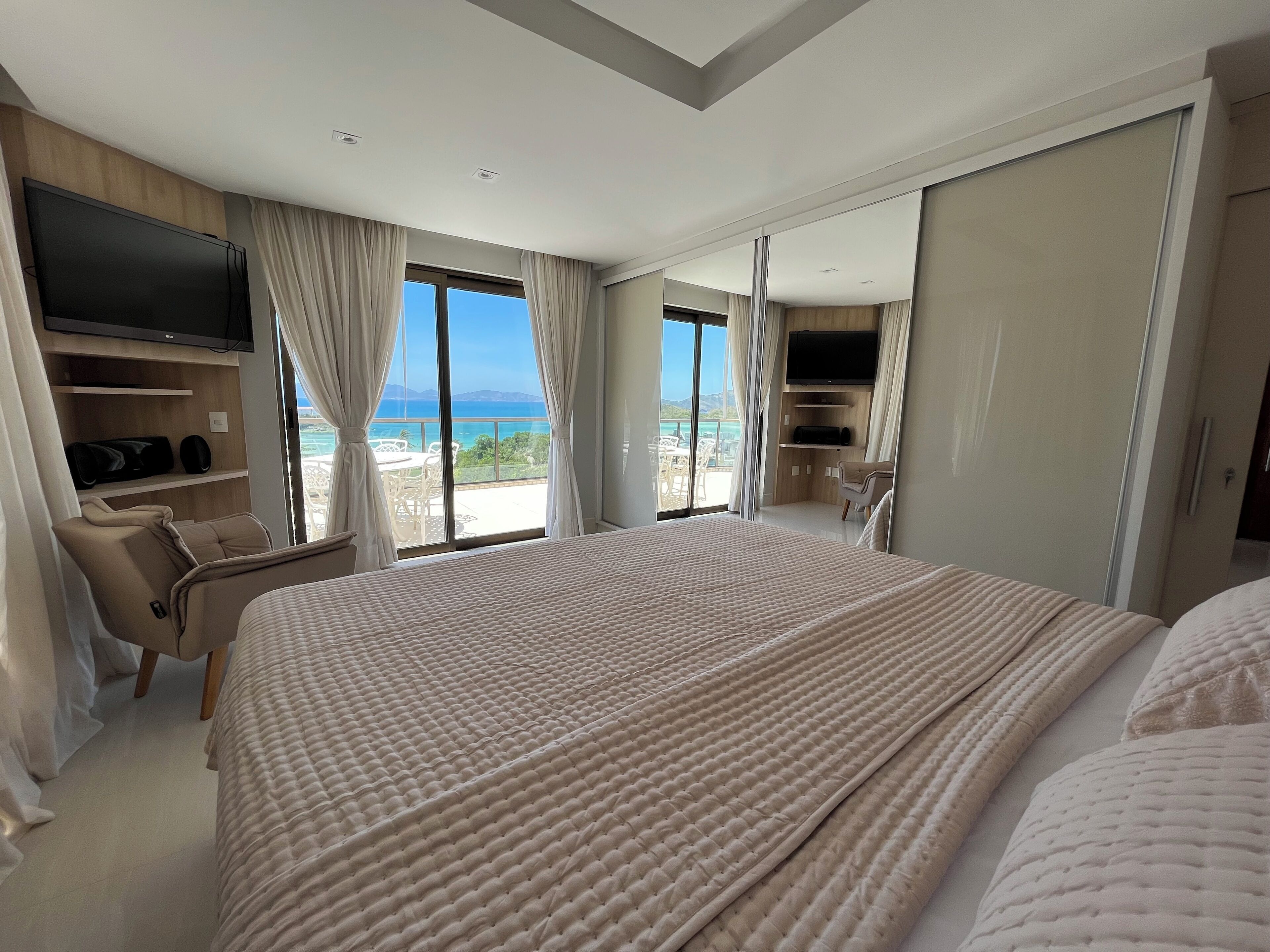 Apartamento de lujo, vistas a la playa | 1 dormitorio, espacio para trabajar con un portátil, wifi gratis