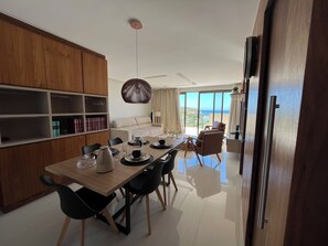 Luxury-Apartment, Strandblick | Wohnbereich | Flachbildfernseher