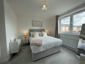 2 habitaciones, escritorio, tabla de planchar con plancha y wifi