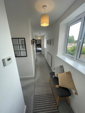 2 habitaciones, escritorio, tabla de planchar con plancha y wifi