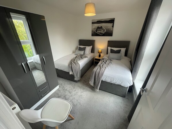 2 quartos, ferros/tábuas de passar roupa, Wi-Fi, roupa de cama