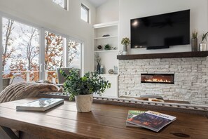 Smart TV, fireplace
